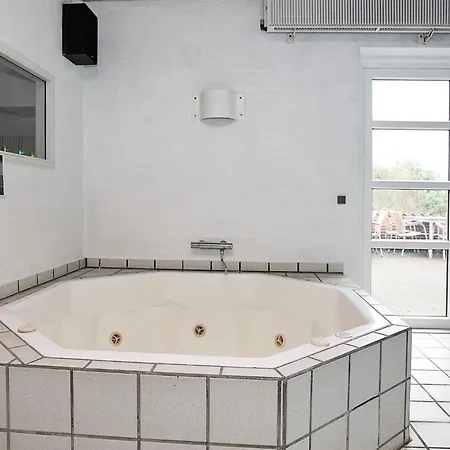 10 Person In Fur-by Traum 度假居